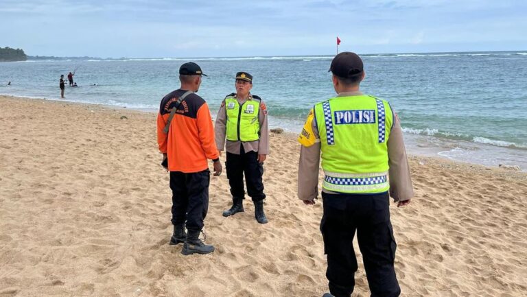 Warga Jerman Selamatkan 2 Santri Terseret Ombak di Pantai Balekambang Malang