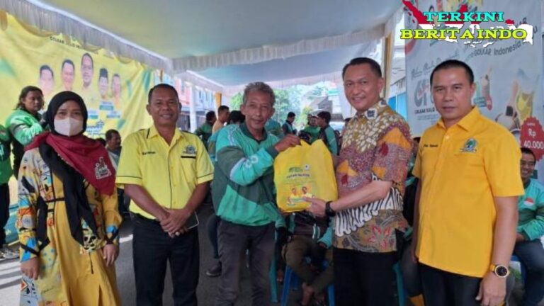SOKSI Bagikan Sembako untuk Sopir Ojek,  Kedekatan Golkar